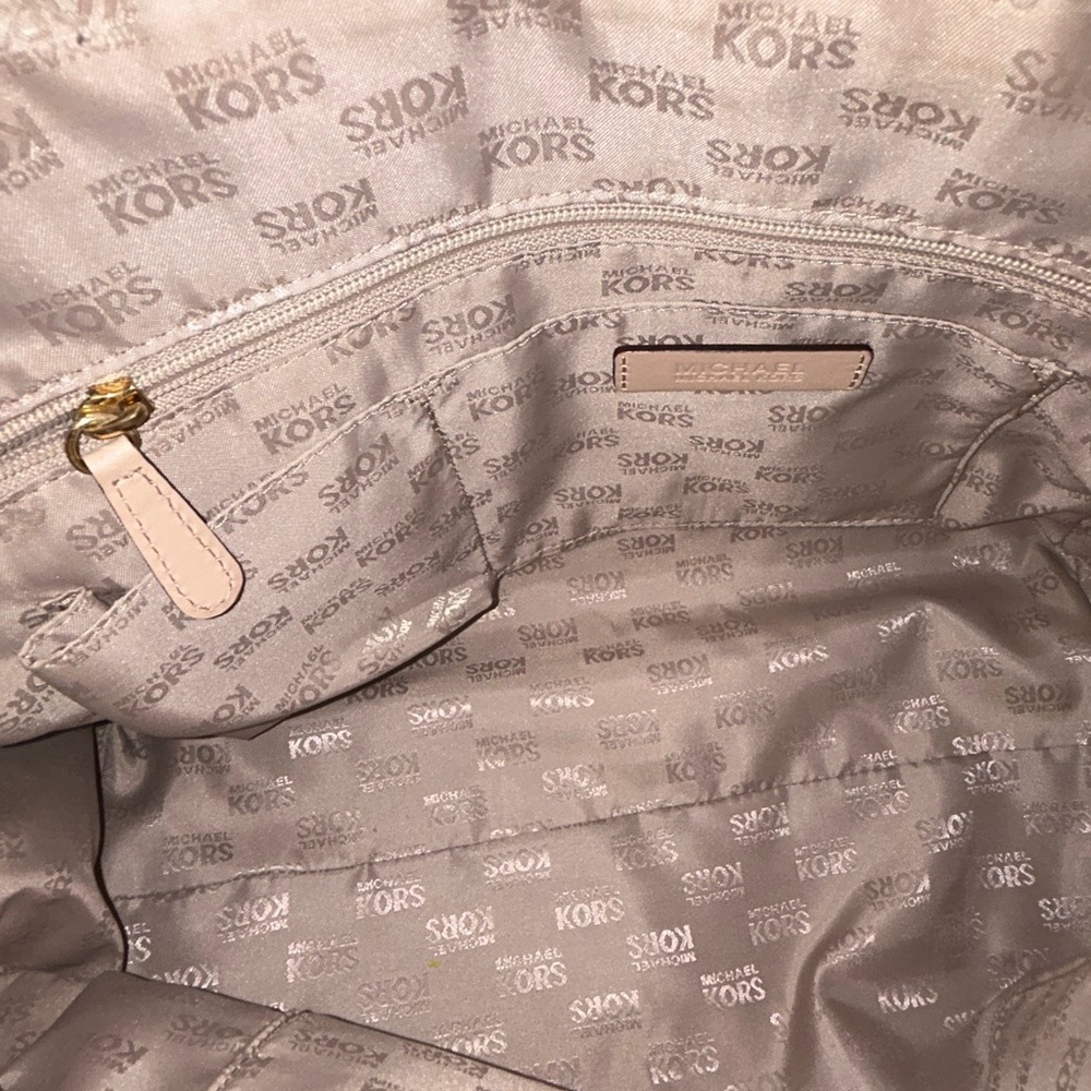 Pre loved Michael Kors patent Cindy dome satchel - Picture 6 of 10